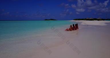 现代微笑女孩放松支出质量时间海滩清洁白色沙子蓝色的背景